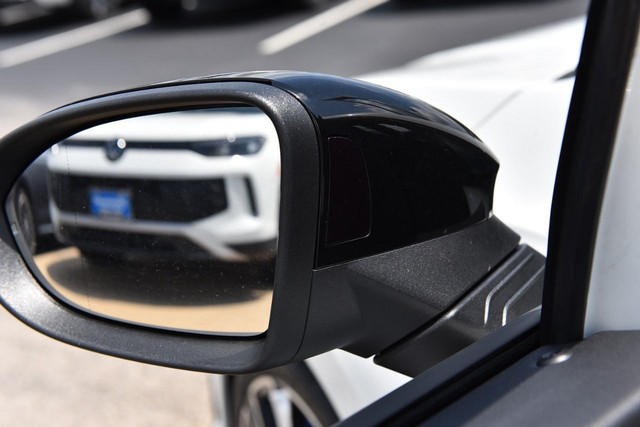 Volkswagen Golf R Vehicle Image 09