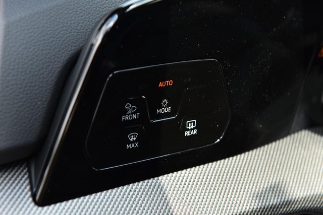 Volkswagen Golf R Vehicle Image 10