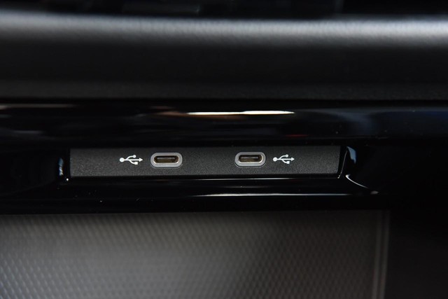 Volkswagen Golf R Vehicle Image 16