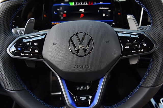 Volkswagen Golf R Vehicle Image 18
