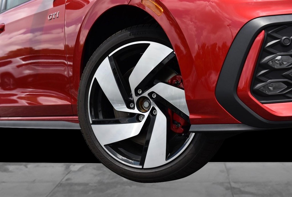 Volkswagen Golf GTI Vehicle Full-screen Gallery Image 3