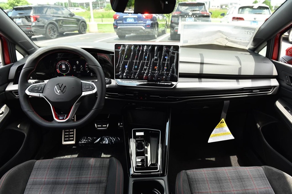 Volkswagen Golf GTI Vehicle Full-screen Gallery Image 7