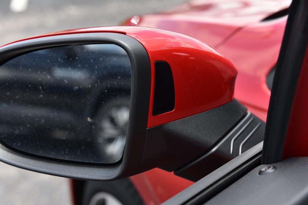 Volkswagen Golf GTI Vehicle Full-screen Gallery Image 9