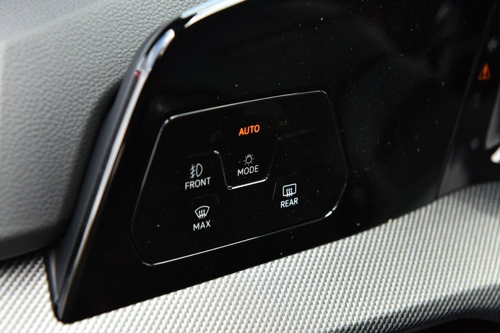 Volkswagen Golf GTI Vehicle Full-screen Gallery Image 10