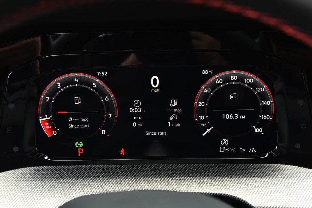Volkswagen Golf GTI Vehicle Full-screen Gallery Image 11