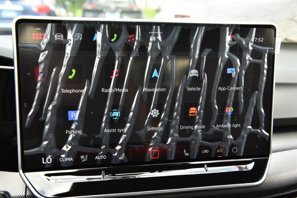 Volkswagen Golf GTI Vehicle Full-screen Gallery Image 14