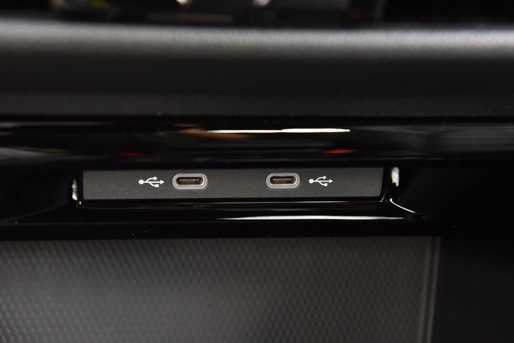 Volkswagen Golf GTI Vehicle Full-screen Gallery Image 16