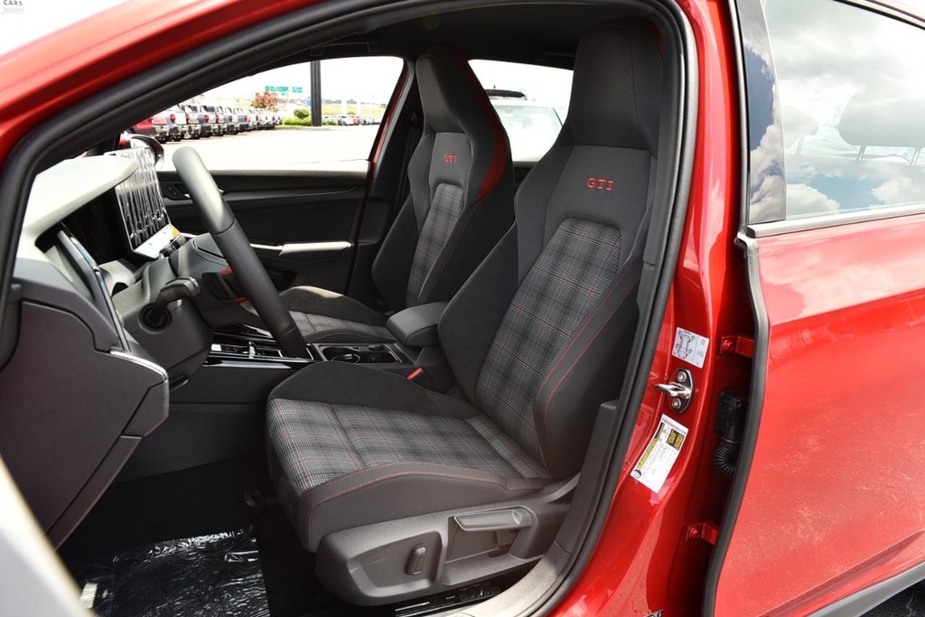 Volkswagen Golf GTI Vehicle Full-screen Gallery Image 19