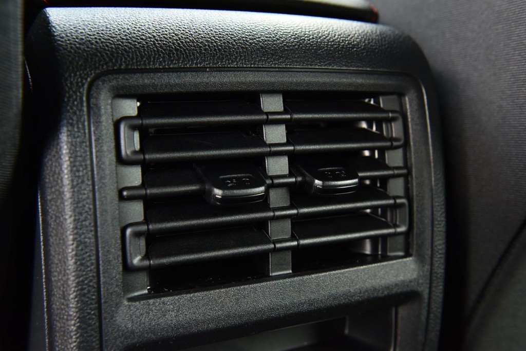 Volkswagen Golf GTI Vehicle Full-screen Gallery Image 22