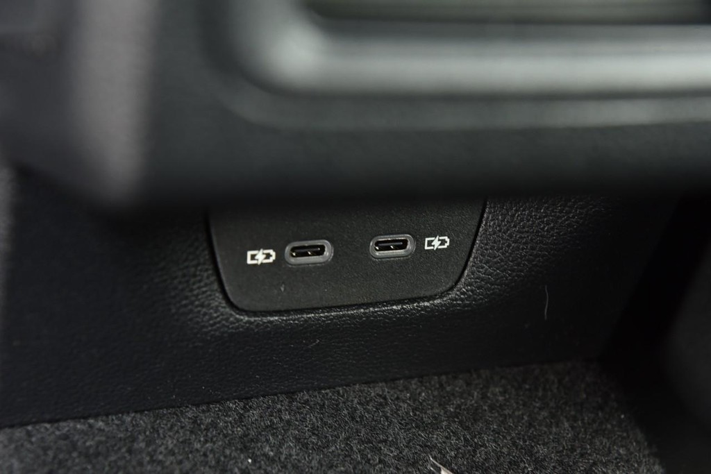 Volkswagen Golf GTI Vehicle Full-screen Gallery Image 23