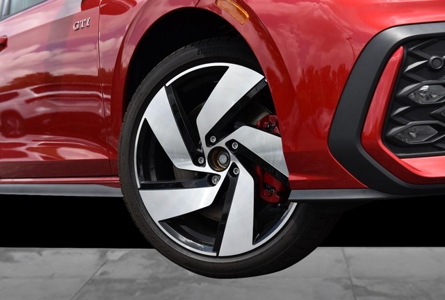 Volkswagen Golf GTI Vehicle Image 03