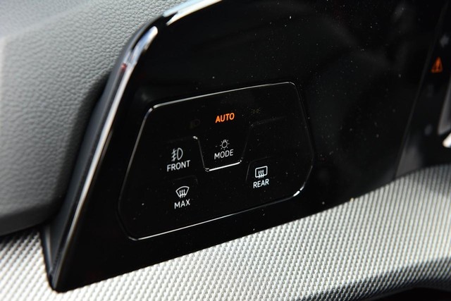 Volkswagen Golf GTI Vehicle Image 10