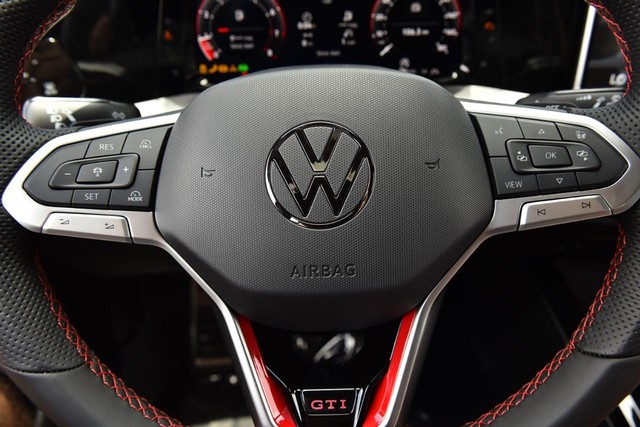 Volkswagen Golf GTI Vehicle Image 18