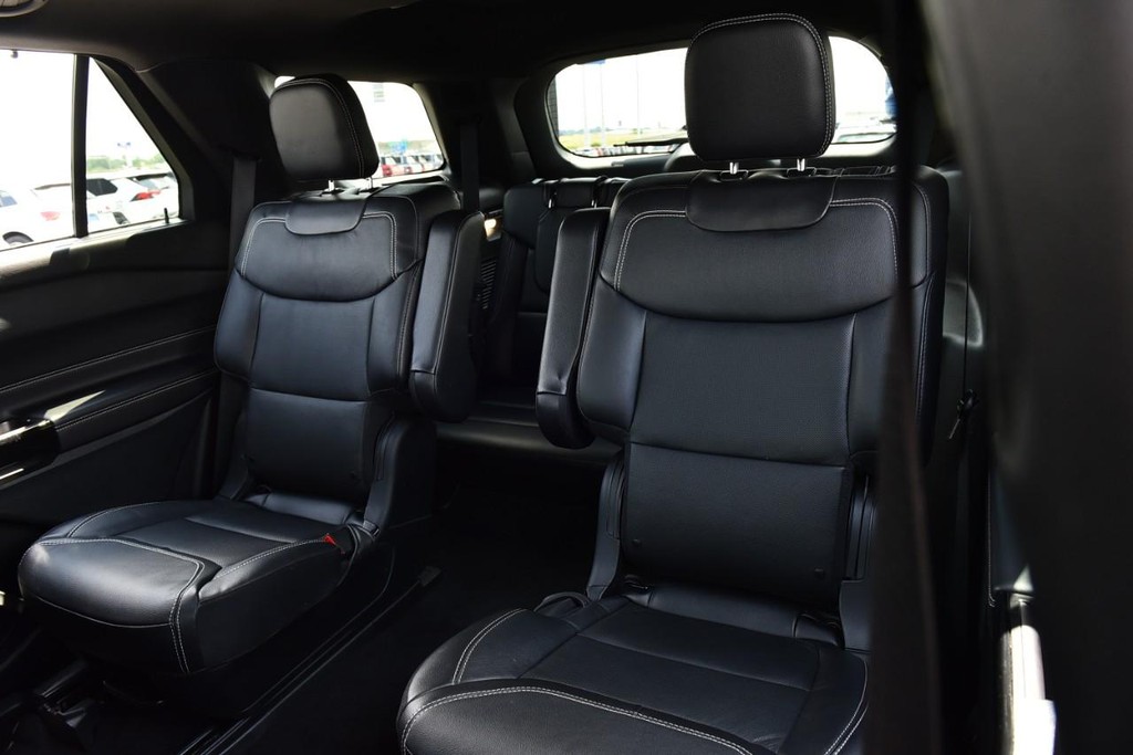 Ford Explorer Vehicle Full-screen Gallery Image 22