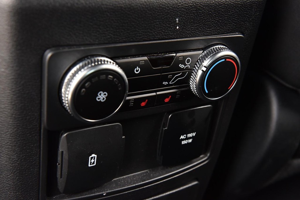Ford Explorer Vehicle Full-screen Gallery Image 23