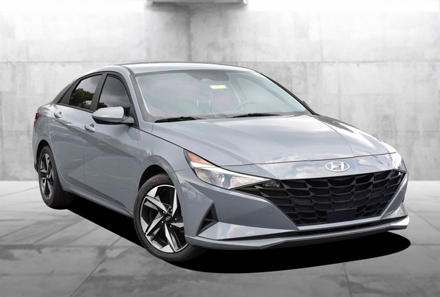 Hyundai Elantra Vehicle Image 02