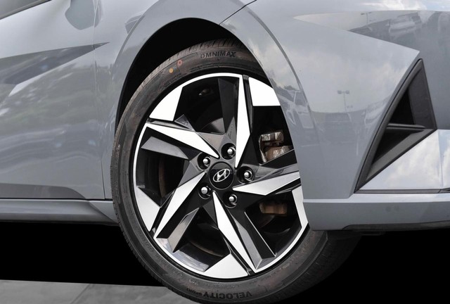 Hyundai Elantra Vehicle Image 03