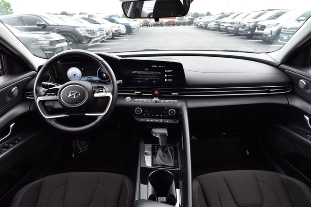 Hyundai Elantra Vehicle Image 07