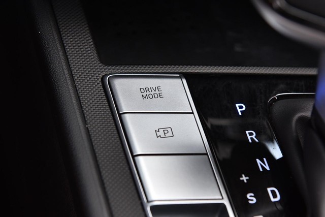 Hyundai Elantra Vehicle Image 16