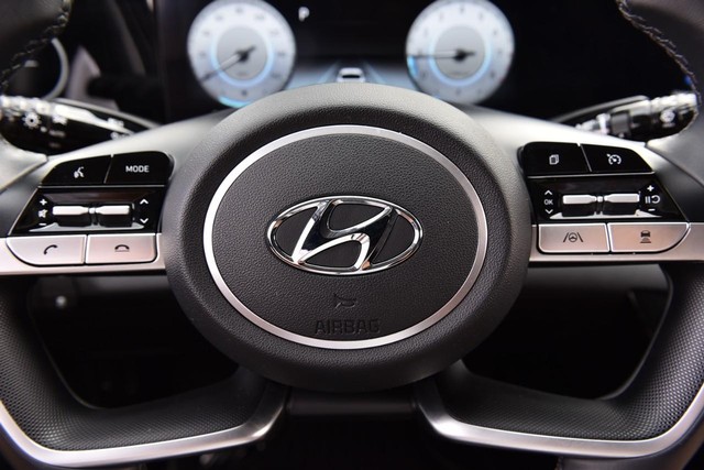 Hyundai Elantra Vehicle Image 18