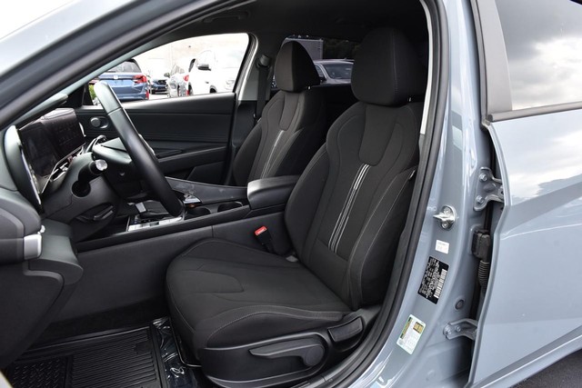 Hyundai Elantra Vehicle Image 19