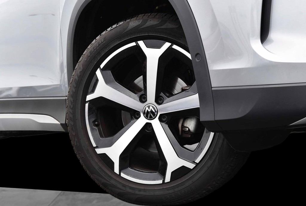 Volkswagen Tiguan Vehicle Full-screen Gallery Image 3
