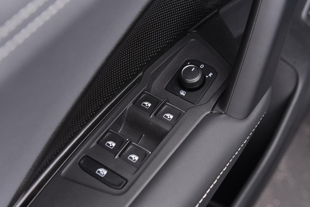 Volkswagen Tiguan Vehicle Full-screen Gallery Image 8