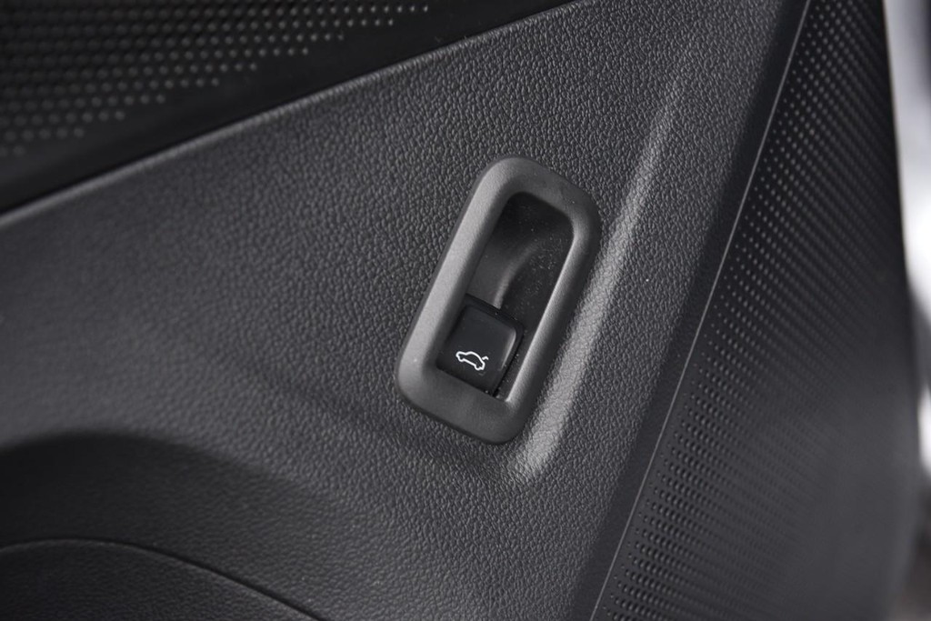 Volkswagen Tiguan Vehicle Full-screen Gallery Image 9