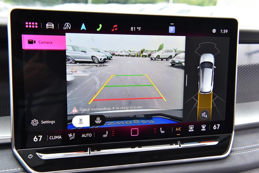 Volkswagen Tiguan Vehicle Full-screen Gallery Image 13