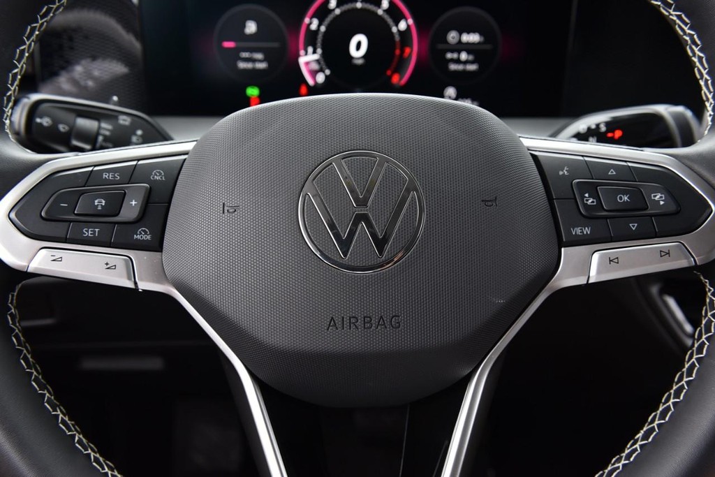 Volkswagen Tiguan Vehicle Full-screen Gallery Image 18
