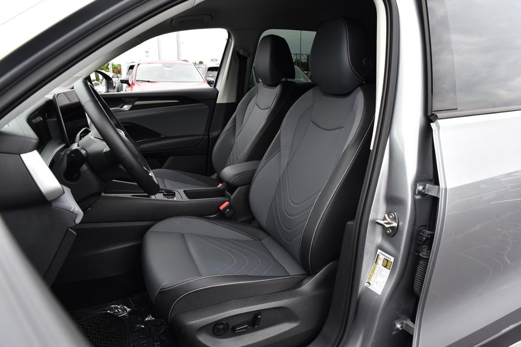 Volkswagen Tiguan Vehicle Full-screen Gallery Image 19