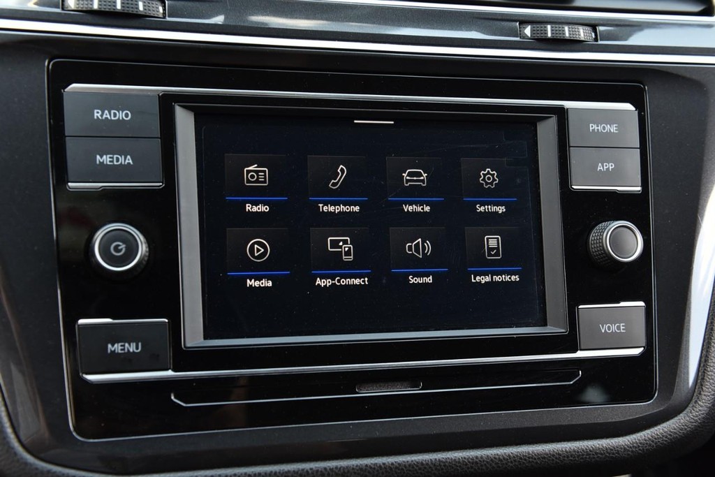 Volkswagen Tiguan Vehicle Full-screen Gallery Image 12