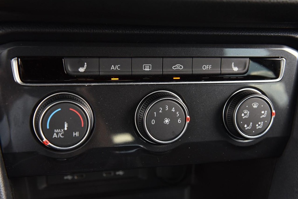 Volkswagen Tiguan Vehicle Full-screen Gallery Image 13