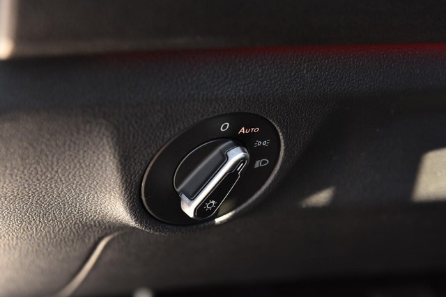 Volkswagen Jetta GLI Vehicle Image 11