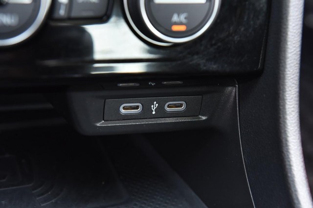 Volkswagen Jetta GLI Vehicle Image 16