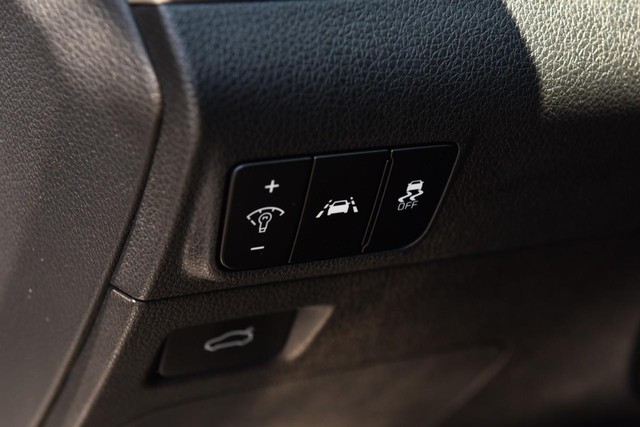 Kia K5 Vehicle Image 10