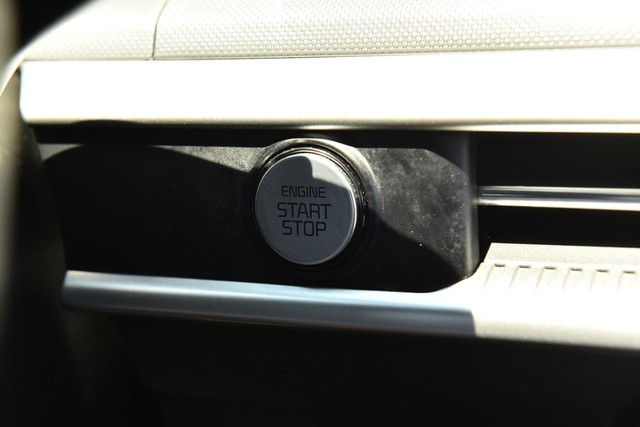 Kia K5 Vehicle Image 17