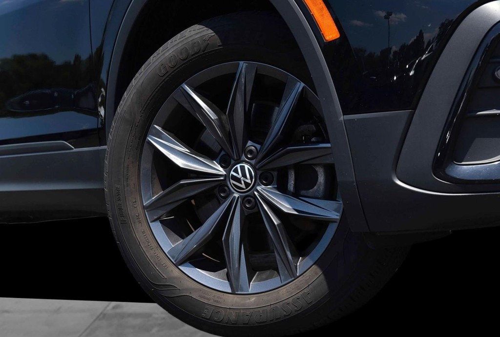 Volkswagen Tiguan Vehicle Full-screen Gallery Image 3