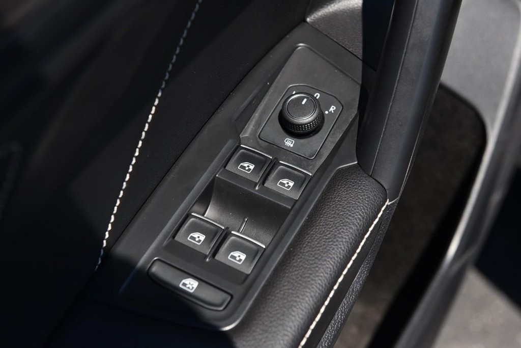 Volkswagen Tiguan Vehicle Full-screen Gallery Image 8