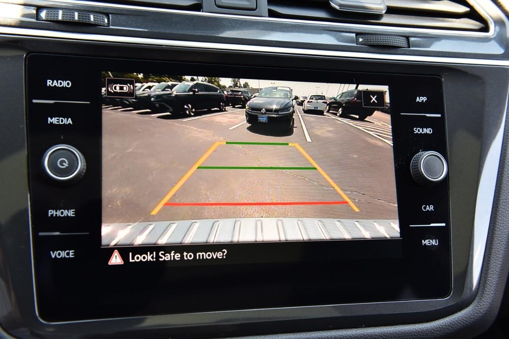Volkswagen Tiguan Vehicle Full-screen Gallery Image 12
