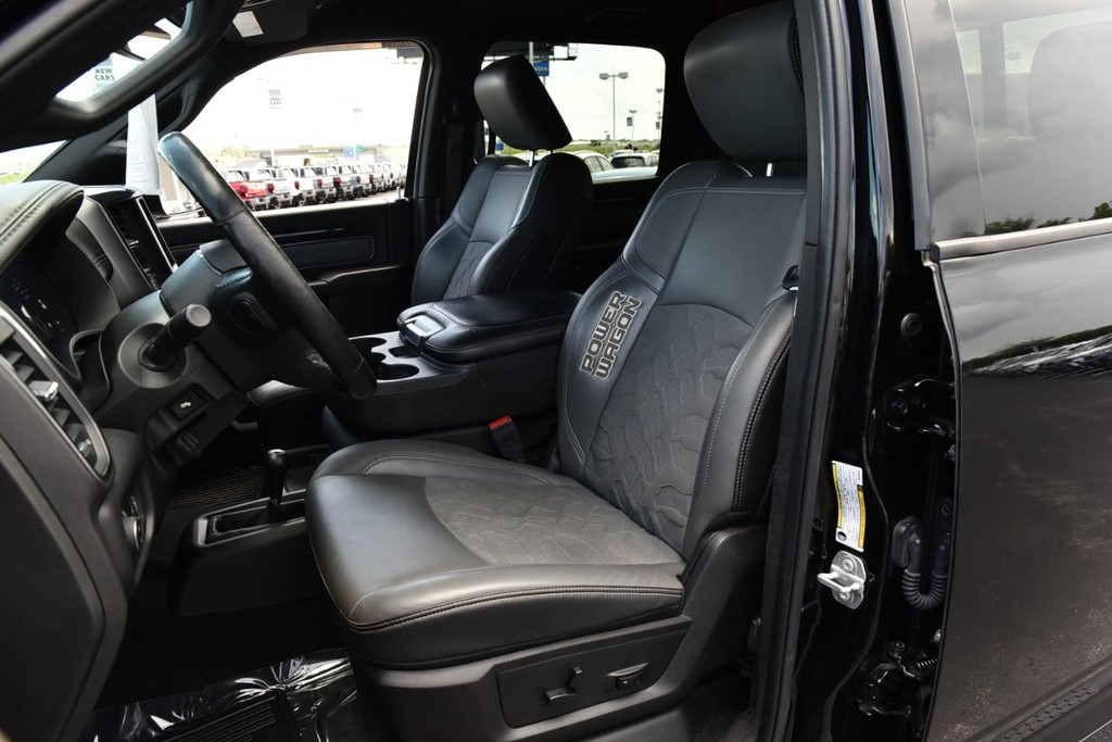 Ram 2500 Vehicle Full-screen Gallery Image 21