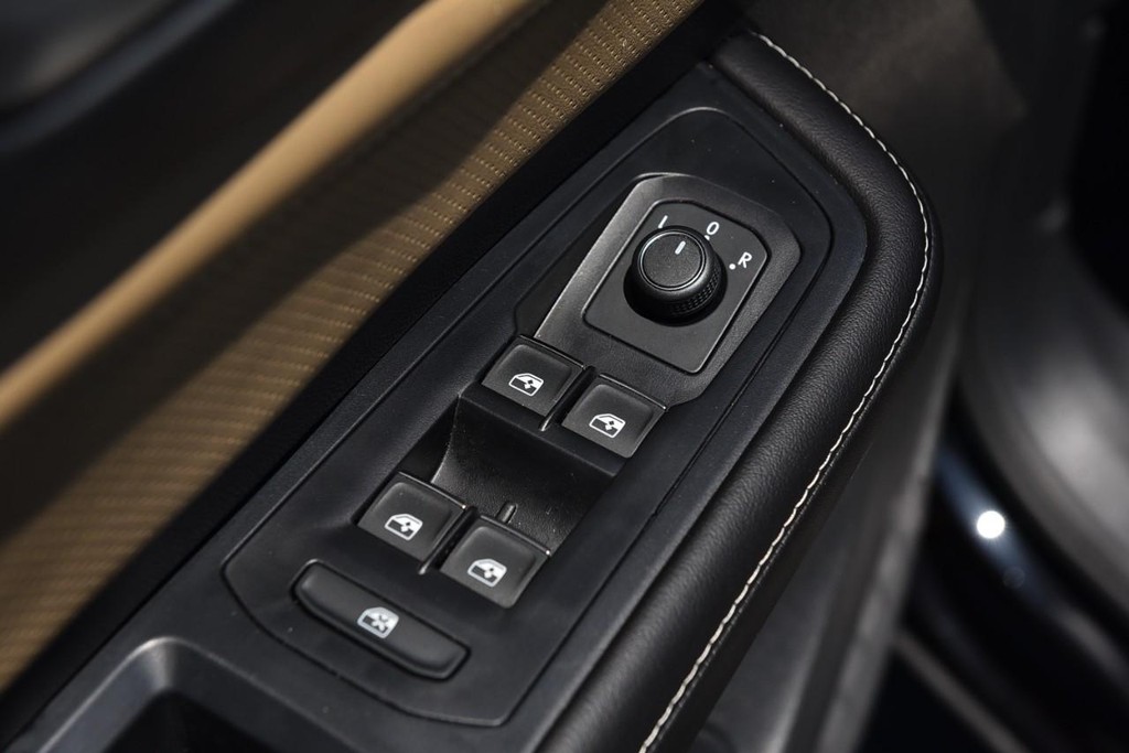 Volkswagen Atlas Cross Sport Vehicle Full-screen Gallery Image 8