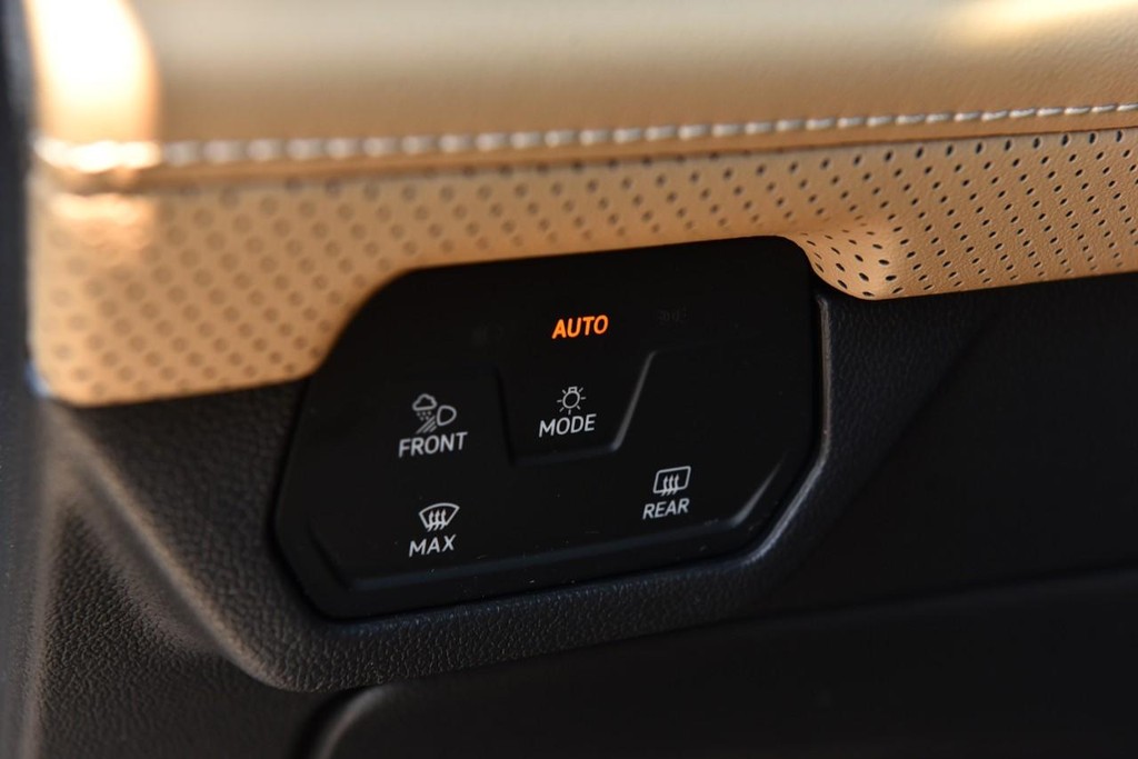 Volkswagen Atlas Cross Sport Vehicle Full-screen Gallery Image 11