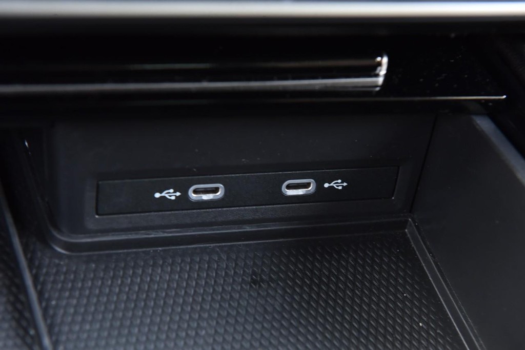 Volkswagen Atlas Cross Sport Vehicle Full-screen Gallery Image 16