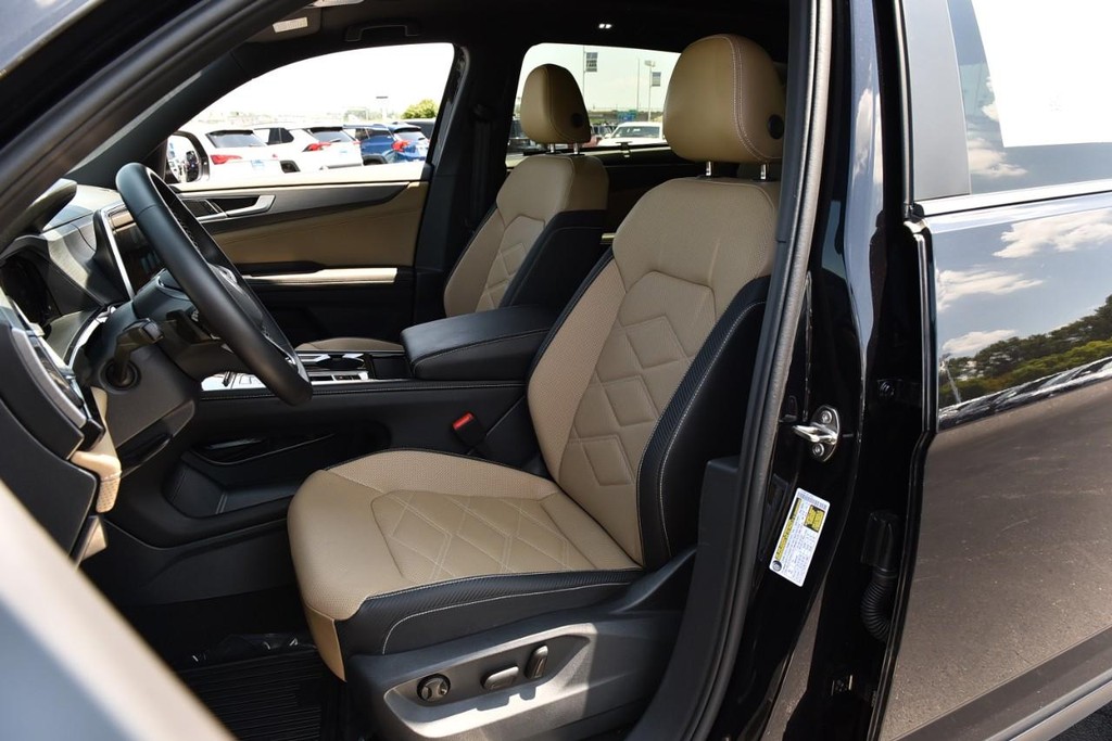 Volkswagen Atlas Cross Sport Vehicle Full-screen Gallery Image 19