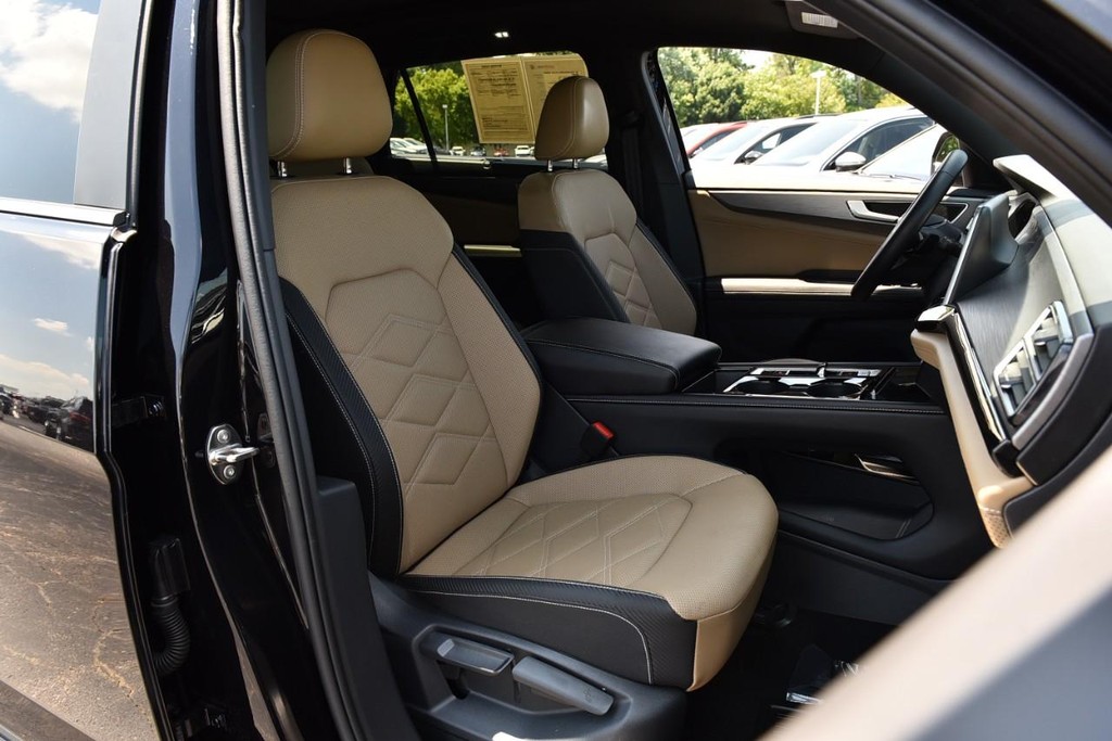 Volkswagen Atlas Cross Sport Vehicle Full-screen Gallery Image 20
