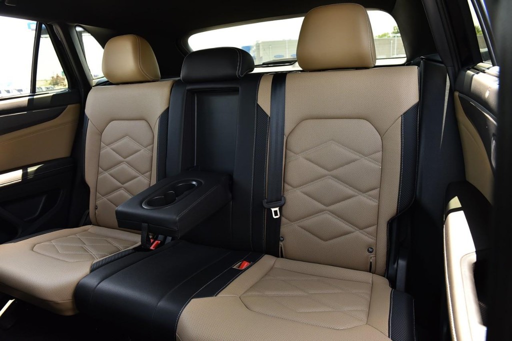 Volkswagen Atlas Cross Sport Vehicle Full-screen Gallery Image 22
