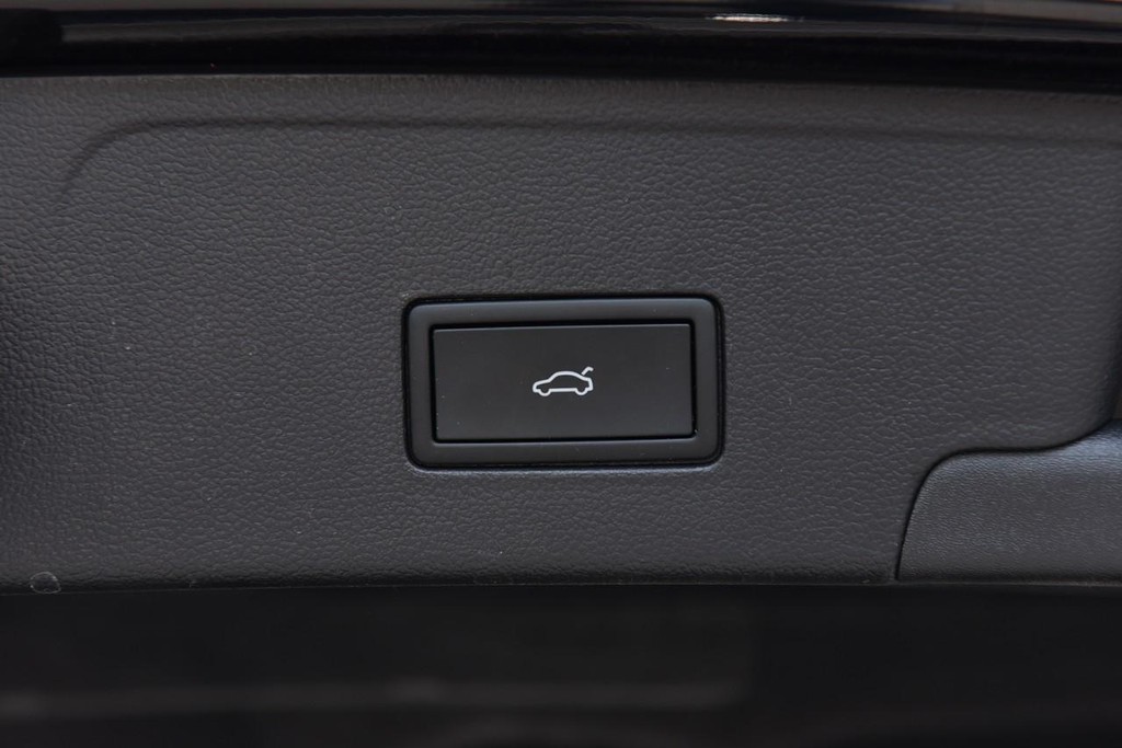 Volkswagen Atlas Cross Sport Vehicle Full-screen Gallery Image 26