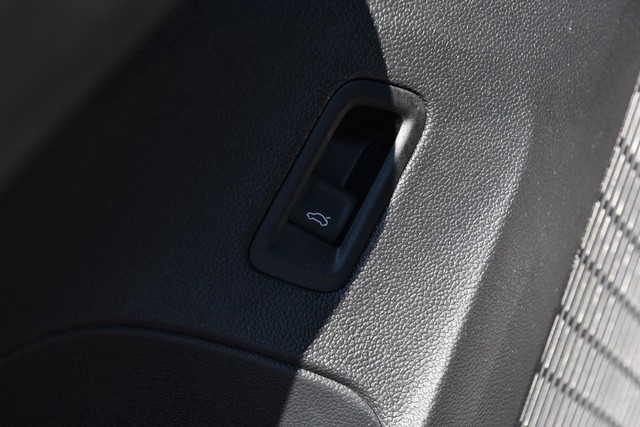 Volkswagen Atlas Cross Sport Vehicle Image 09