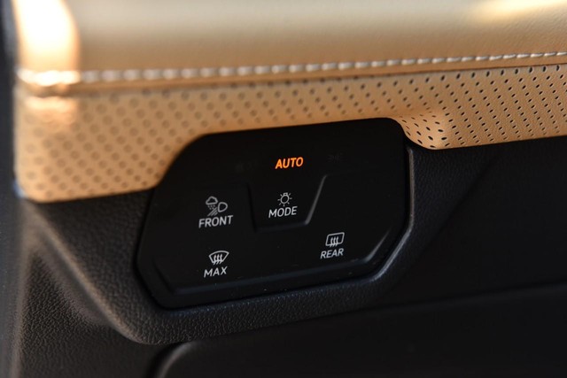 Volkswagen Atlas Cross Sport Vehicle Image 11